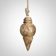 Gyémántmintás felületű, kézzel faragott DOST natúr mangófa karácsonyfadísz, természetes juta akasztóval.