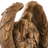 Közelkép a Dost natúr betlehemről, aranyozott részletekkel kiemelt Szent Család szobor.