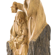 Közelkép a Dost betlehemről, Mária, József és a kis Jézus látható rusztikus, antikolt felülettel.