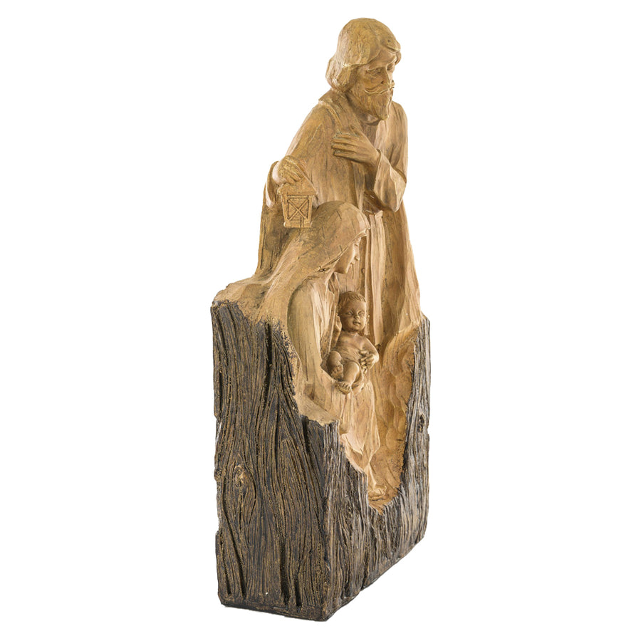 Rusztikus karácsonyi betlehem, natúr fa hatással és lámpást tartó József alakjával.