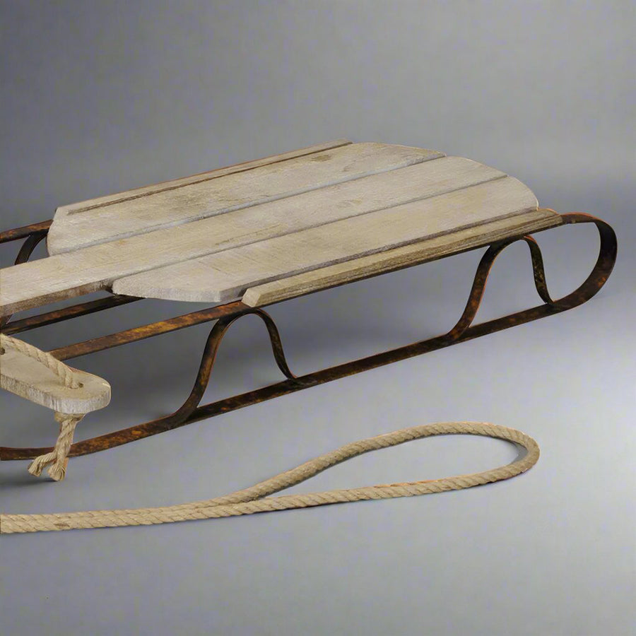 Fa dekor szánkó ülőfelülete, natúr fa hatással és fém tartószerkezettel, rusztikus kidolgozással.