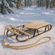 Old French natúr fa szánkó havas fenyvesben, autentikus karácsonyi hangulatban.