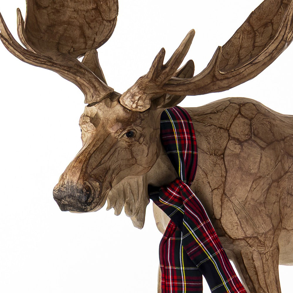 Dost kollekció szarvas figura részletfotó, kockás sállal