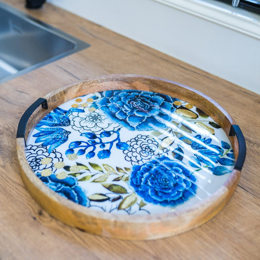 Mangófából és fémből készült design tálca.