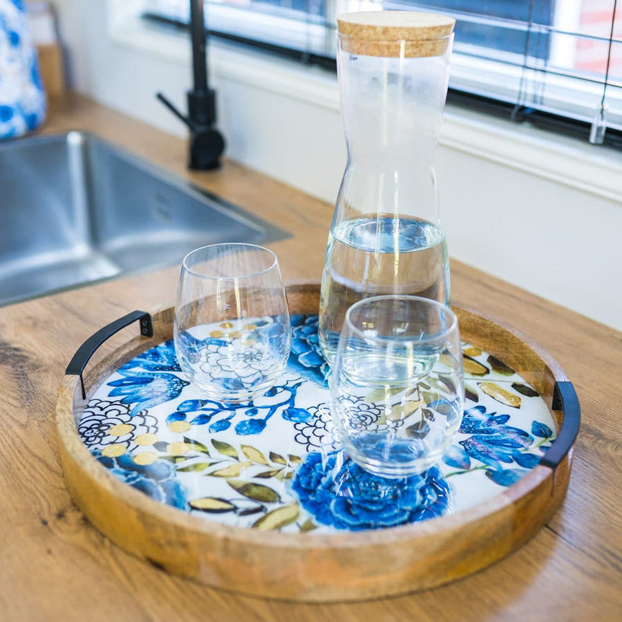 Mangófából és fémből készült design tálca.