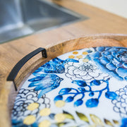 Mangófából és fémből készült design tálca.