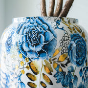 Dutch Blue kaspó részlet – kék virágok, arany levelek, akvarell hatású kézi festés Lammie ecsetvonásaival