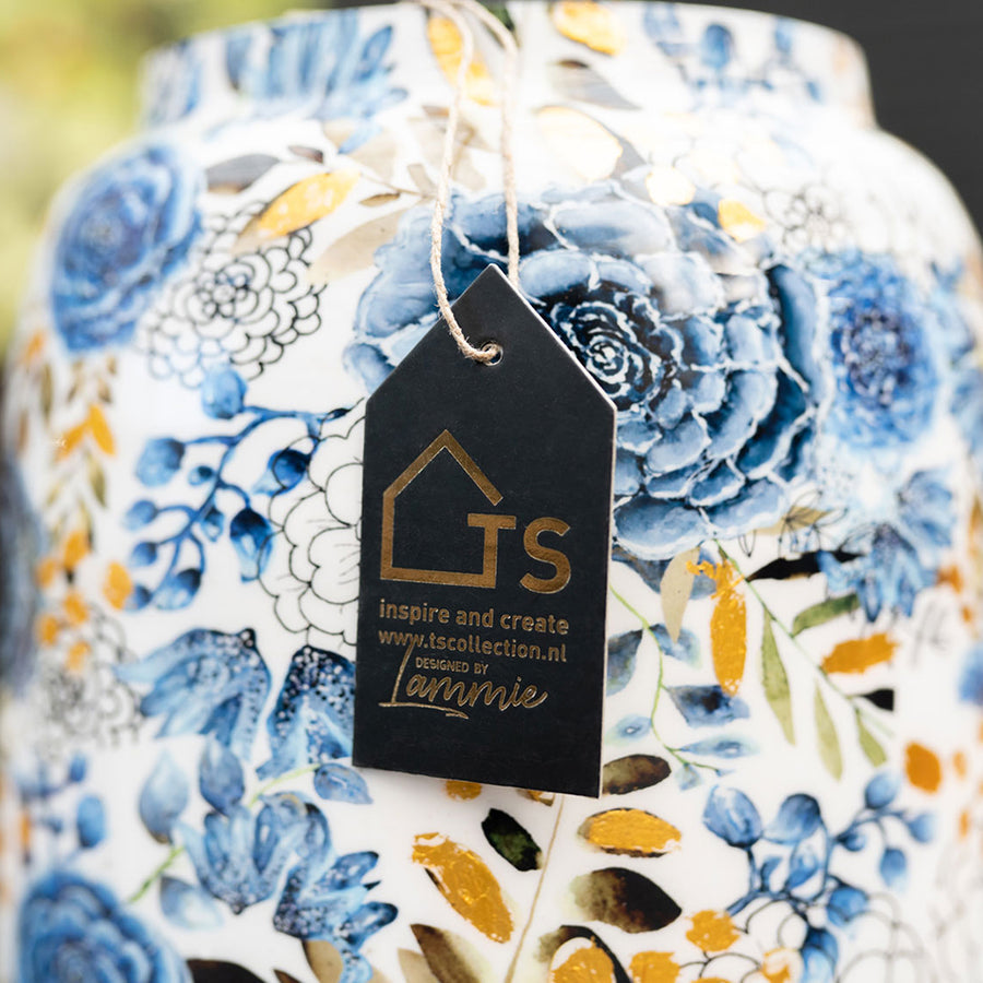 Dutch Blue kaspó részlet TS Collection címkével – prémium fém kaspó Designed by Lammie felirattal