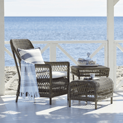 Antikszürke színű, műrattan kerti fotel.