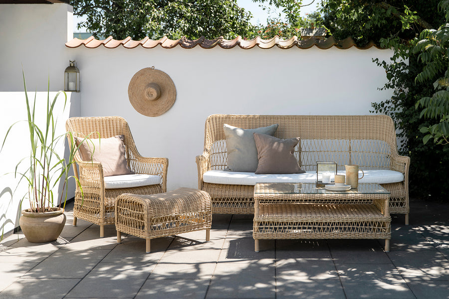 Vintage stílusú, natúr színű, műrattan kerti fotel.