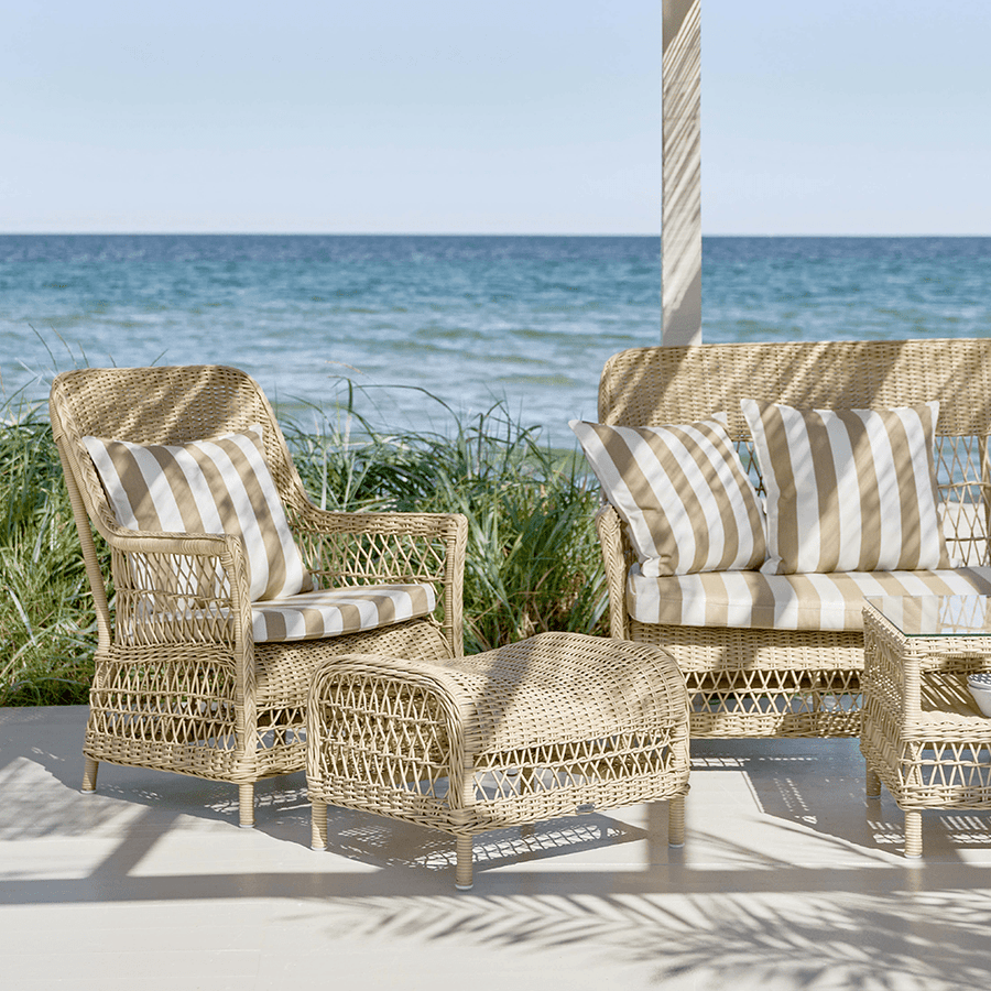 Vintage stílusú, natúr színű, műrattan kerti fotel.