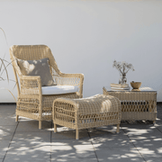 Vintage stílusú, natúr színű, műrattan kerti fotel.