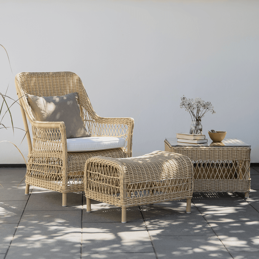 Vintage stílusú, natúr színű, műrattan kerti fotel.