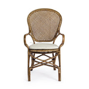 Elölnézetből készült kép az EDELINA mézbarna rattan szék karfával.