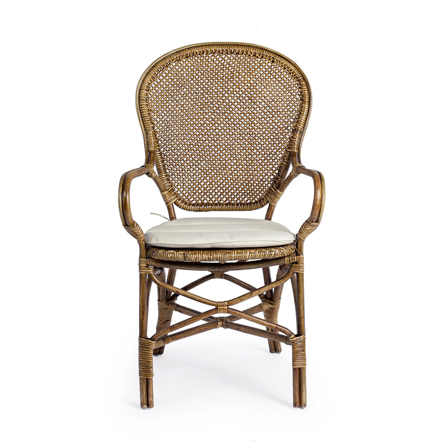 Elölnézetből készült kép az EDELINA mézbarna rattan szék karfával.