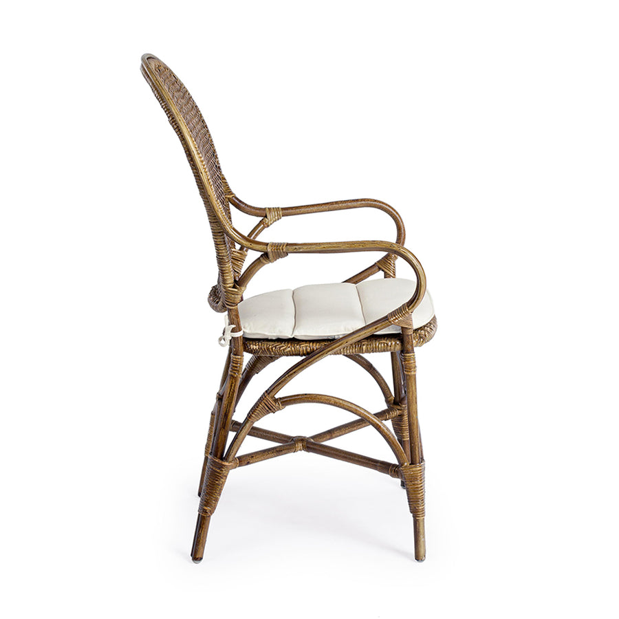 Oldalnézet az EDELINA mézbarna rattan szék formatervezett karfáiról és háttámlájáról.