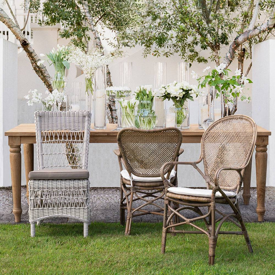 Stílusos mediterrán terasz, rattan székek és fa asztal kombinációjával