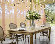 Hangulatos beltéri étkező EDELINA rattan székekkel és nagy faasztallal