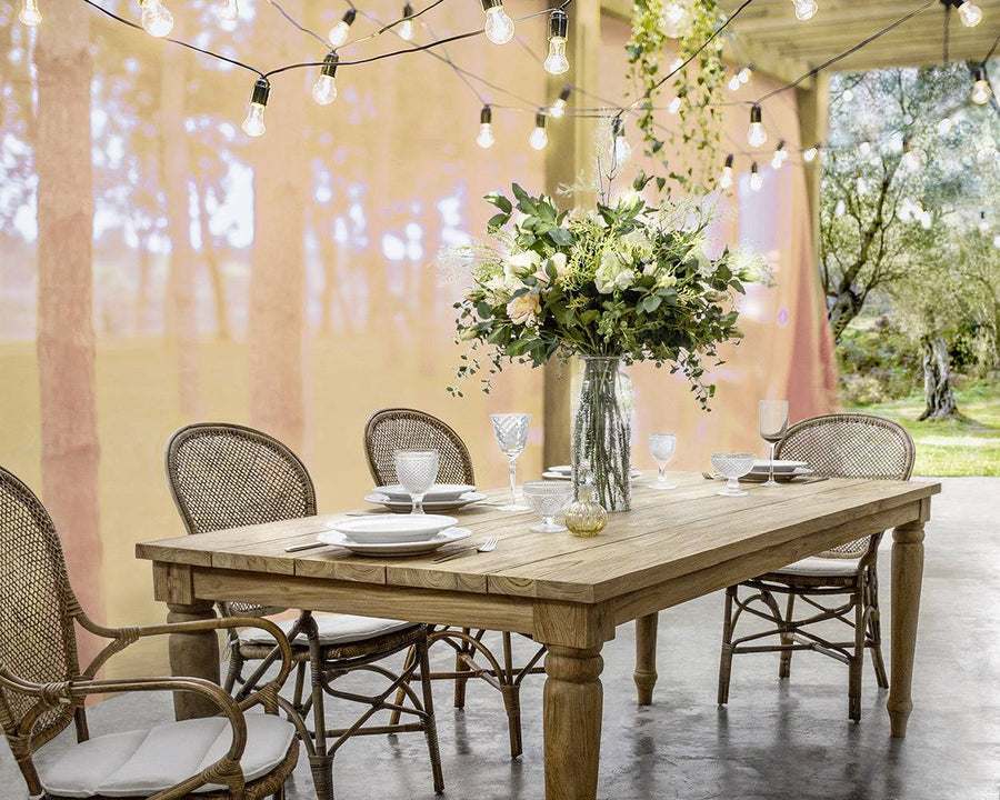 Hangulatos beltéri étkező EDELINA rattan székekkel és nagy faasztallal