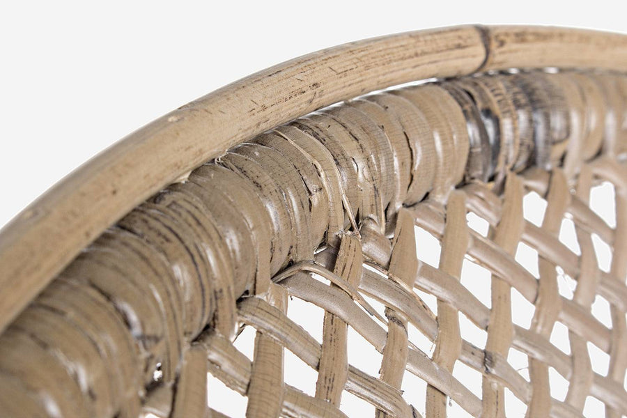 Közeli fotó az EDELINA natúr rattan szék keretének fonott részletéről, antik hatású felülettel.