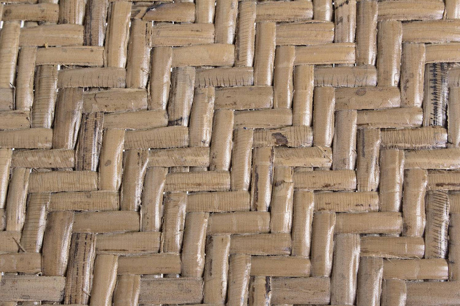 Közeli kép az EDELINA natúr rattan szék sűrű fonású rattan mintájáról, melamin bevonattal.