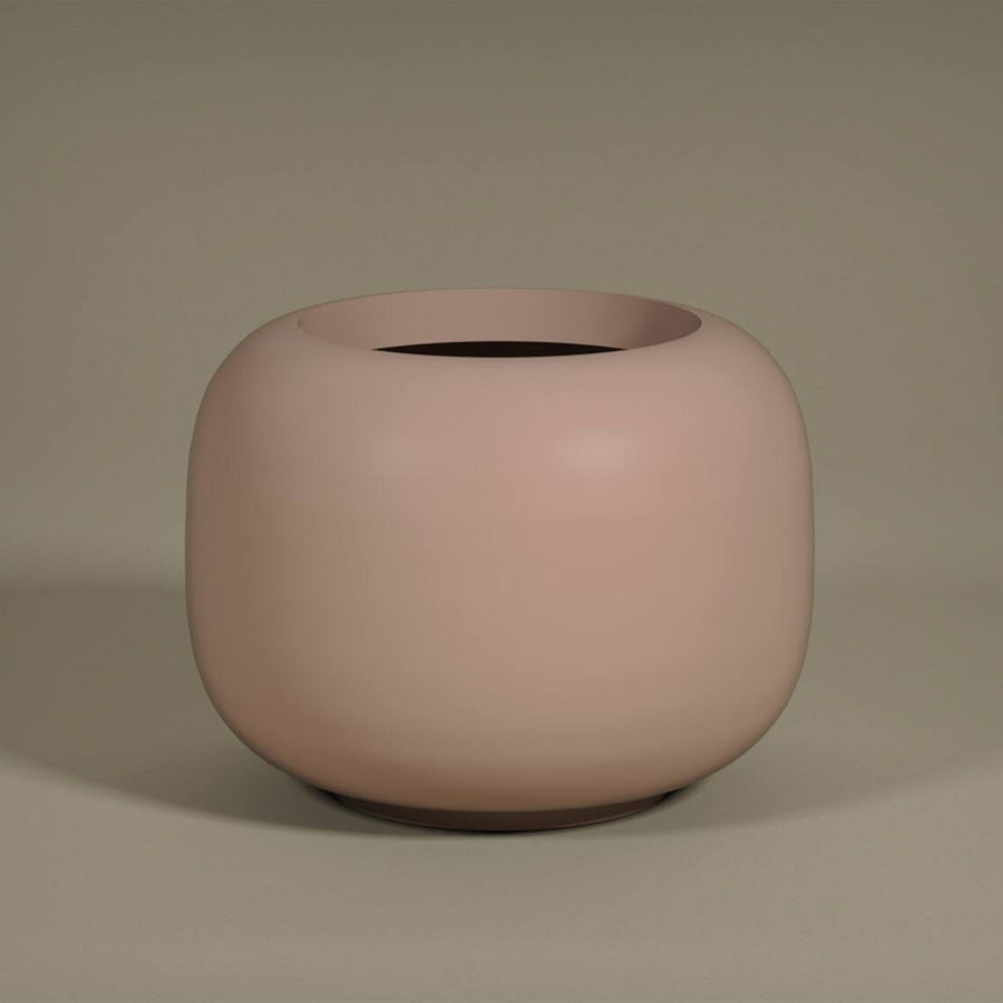 ELEMENTAL SPHERE LOW XS púderpink fiberglass kaspó elegáns matt felülettel stúdió környezetben