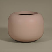 ELEMENTAL SPHERE LOW S púderpink fiberglass kaspó elegáns matt felülettel stúdió környezetben