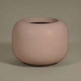 ELEMENTAL SPHERE LOW S púderpink fiberglass kaspó elegáns matt felülettel stúdió környezetben