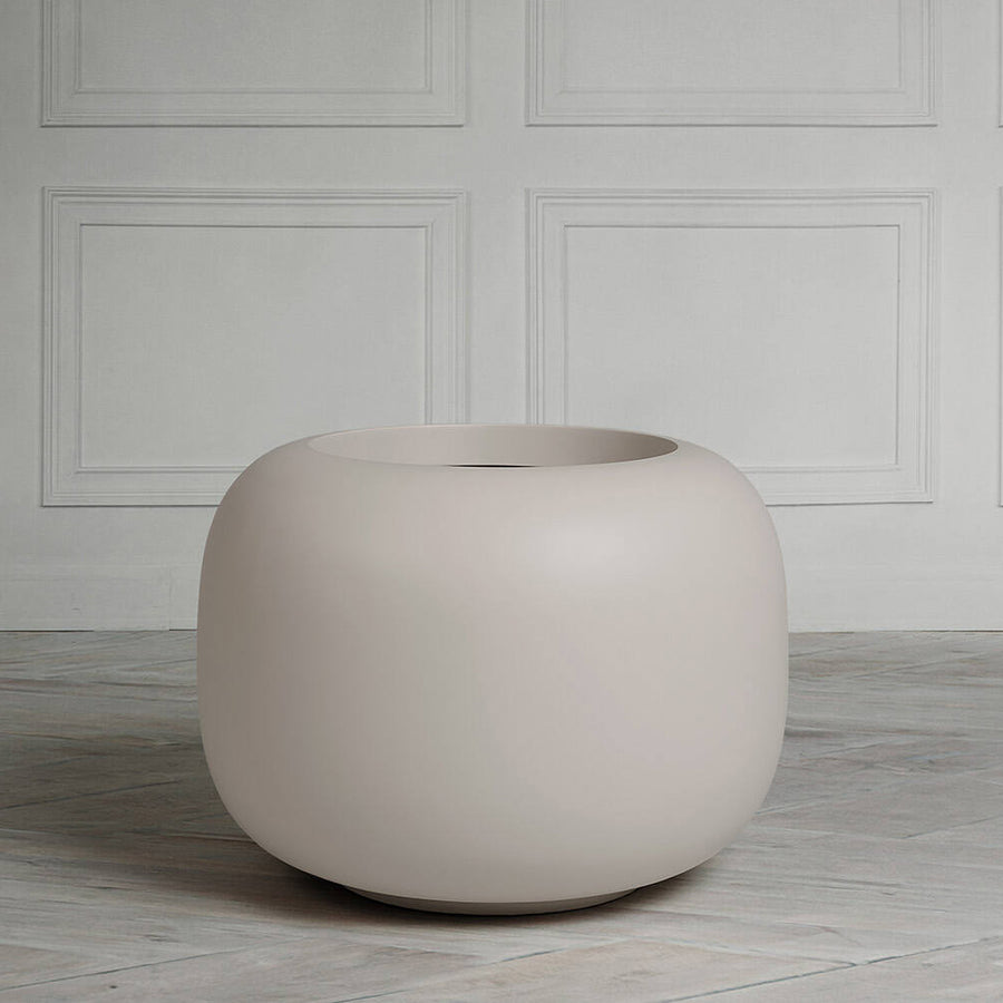 ELEMENTAL SPHERE LOW S design kaspó világos enteriőrben elegáns, lekerekített formavilággal