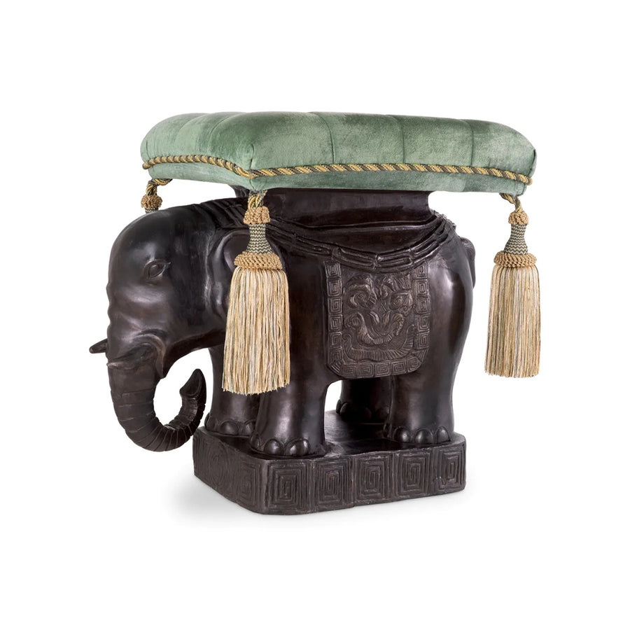 Luxus ülőke szögből fotózva – elegáns zöld bársony és selyem bojt díszítés.