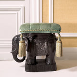 Enteriőr fotó – Elephant ülőke klasszikus falpanel előtt, elegáns környezetben.