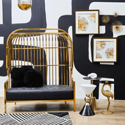 Aranyszínű, kalitka formájú design kanapé.