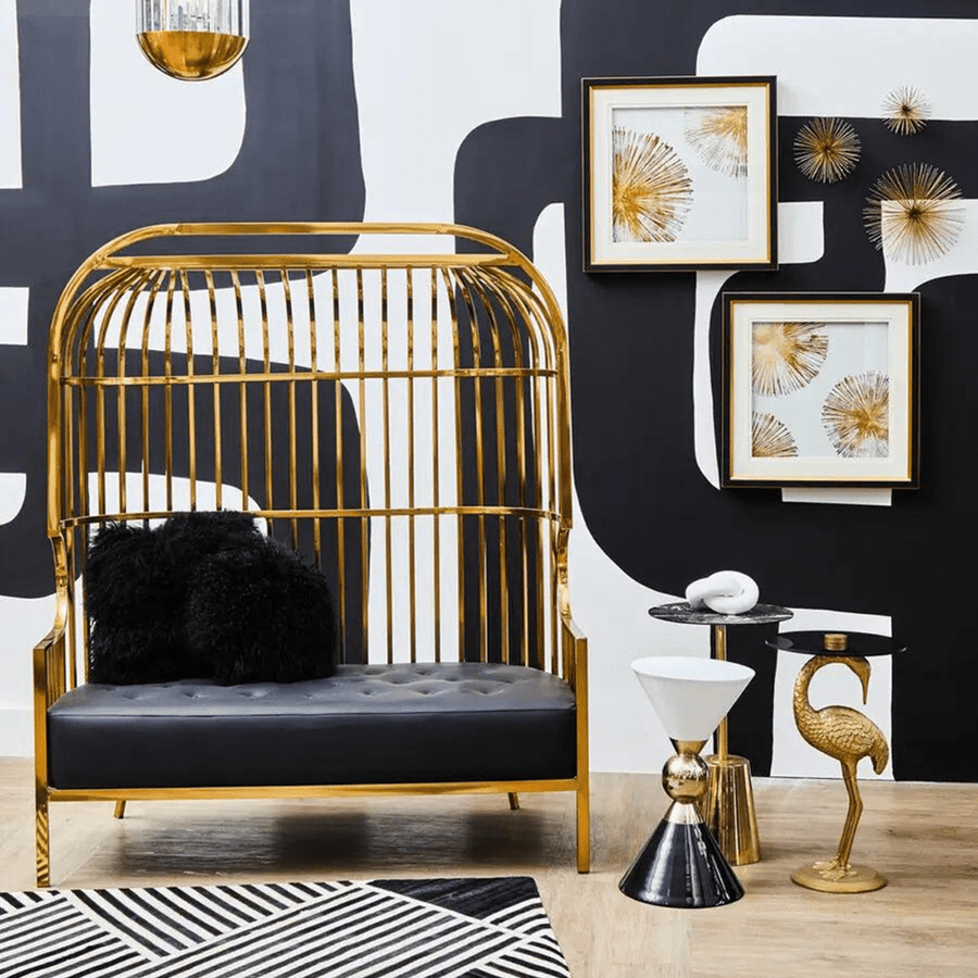 Aranyszínű, kalitka formájú design kanapé.