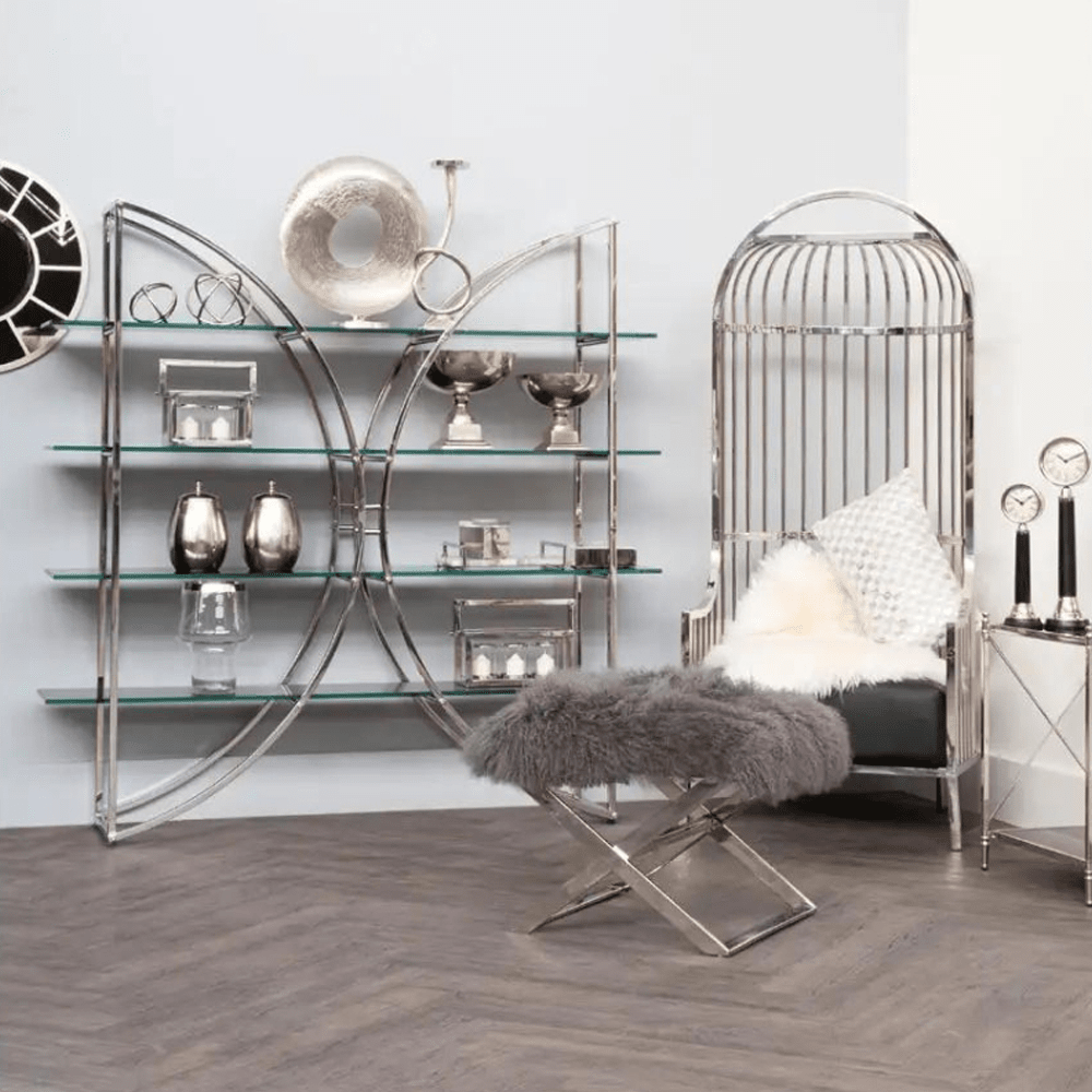 Ezüstszínű, kalitka formájú design fotel.