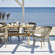 Antikszürke színű, műrattan kerti karosszék.