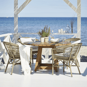 Antikszürke színű, műrattan kerti karosszék.