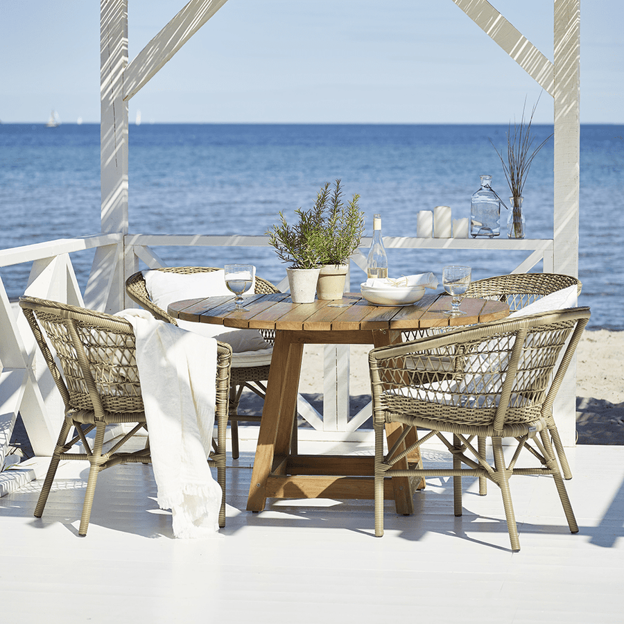 Antikszürke színű, műrattan kerti karosszék.