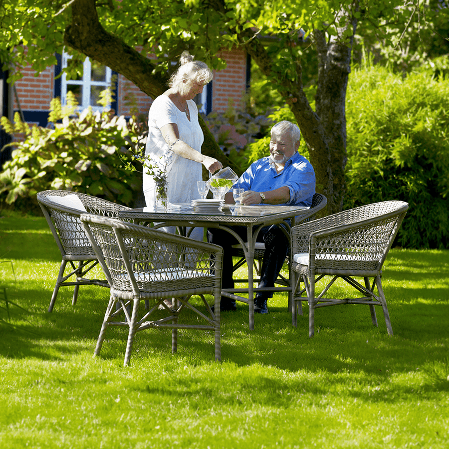 Antikszürke színű, műrattan kerti karosszék.