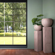 ENGLAND kaspó szett posztamensen, természetes fényben, zöld növényekkel berendezett belső térben