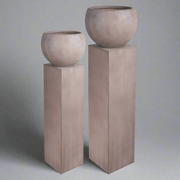 Két darabos antik homokszínű kaspó szett posztamensen, szürke stúdió háttér előtt.