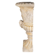 Az antik fali kaspó oldalsó nézete, amely jól mutatja a félbevágott formát és a relief mintázatot