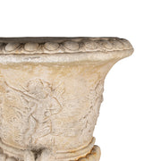 Közelkép az antik hatású kaspó angyaldíszítéséről és a bézs felület finom textúrájáról