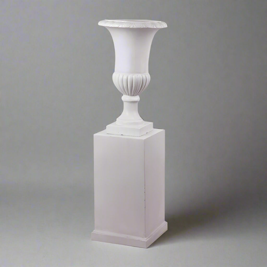 ENGLAND antik fehér posztamens 60 cm magas, klasszikus kaspóval kiegészítve stúdiófotón.