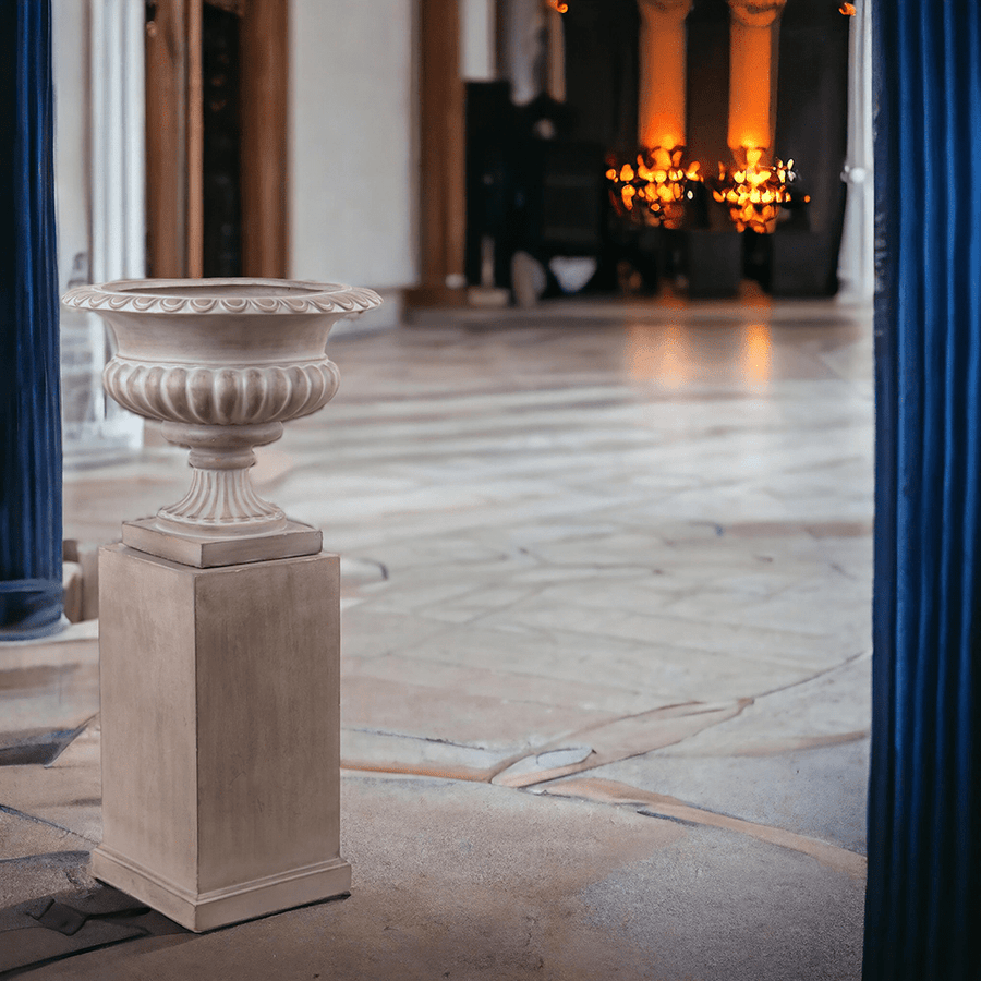Kaspó tál posztamenssel klasszikus belső térben elhelyezve