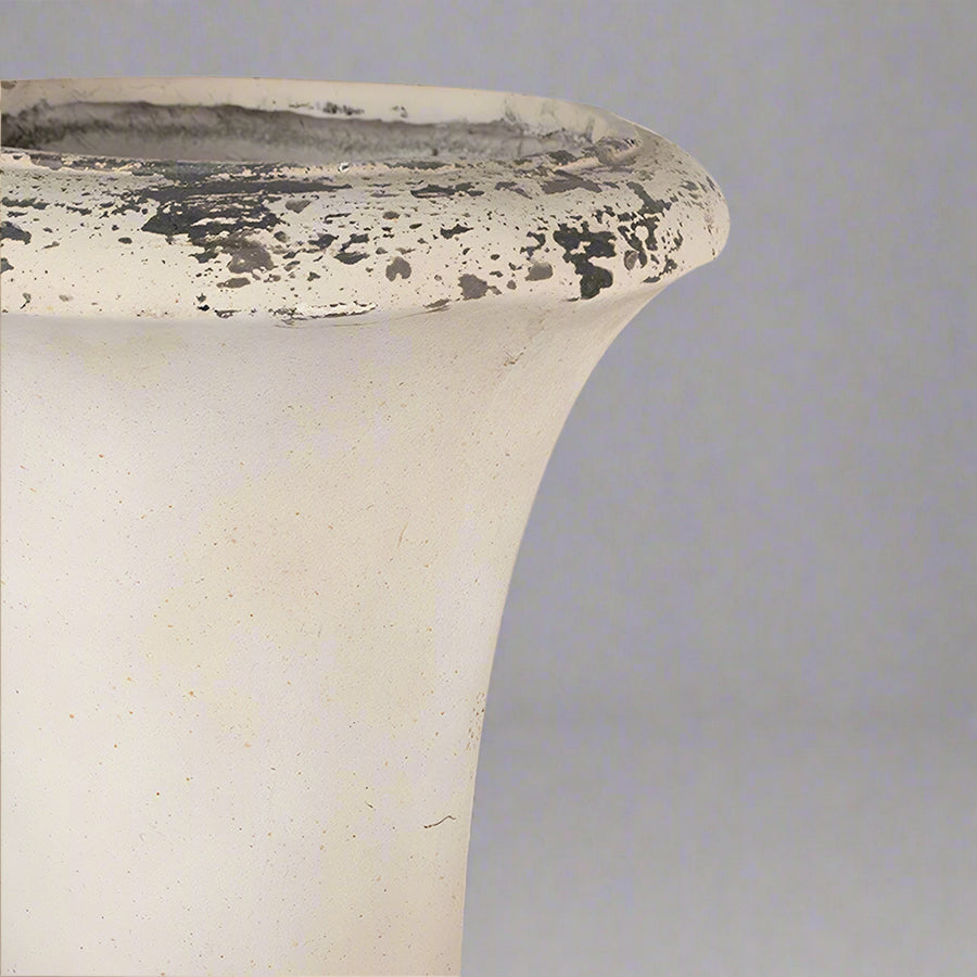 Antikolt kaspó részletgazdag peremmel, közelről fotózva