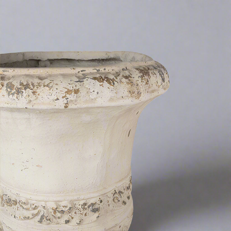 Antikolt felületű, krémszínű díszkaspó,