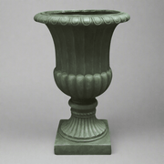 Műgyanta kaspó antik zöld színben, széles peremmel és talpas kialakítással, szürke stúdió háttér előtt.