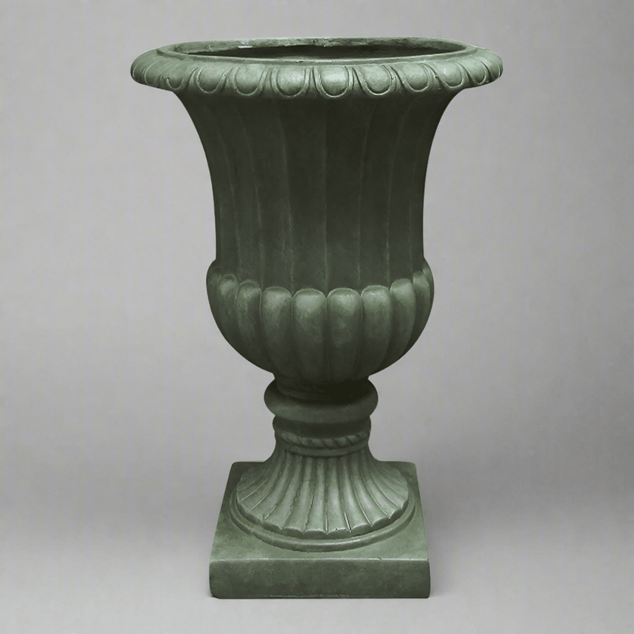 Műgyanta kaspó antik zöld színben, széles peremmel és talpas kialakítással, szürke stúdió háttér előtt.