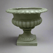 Antik zöld, barokk stílusú kaspótál, 55 cm átmérővel, műgyanta anyagból, szürke stúdió háttér előtt.