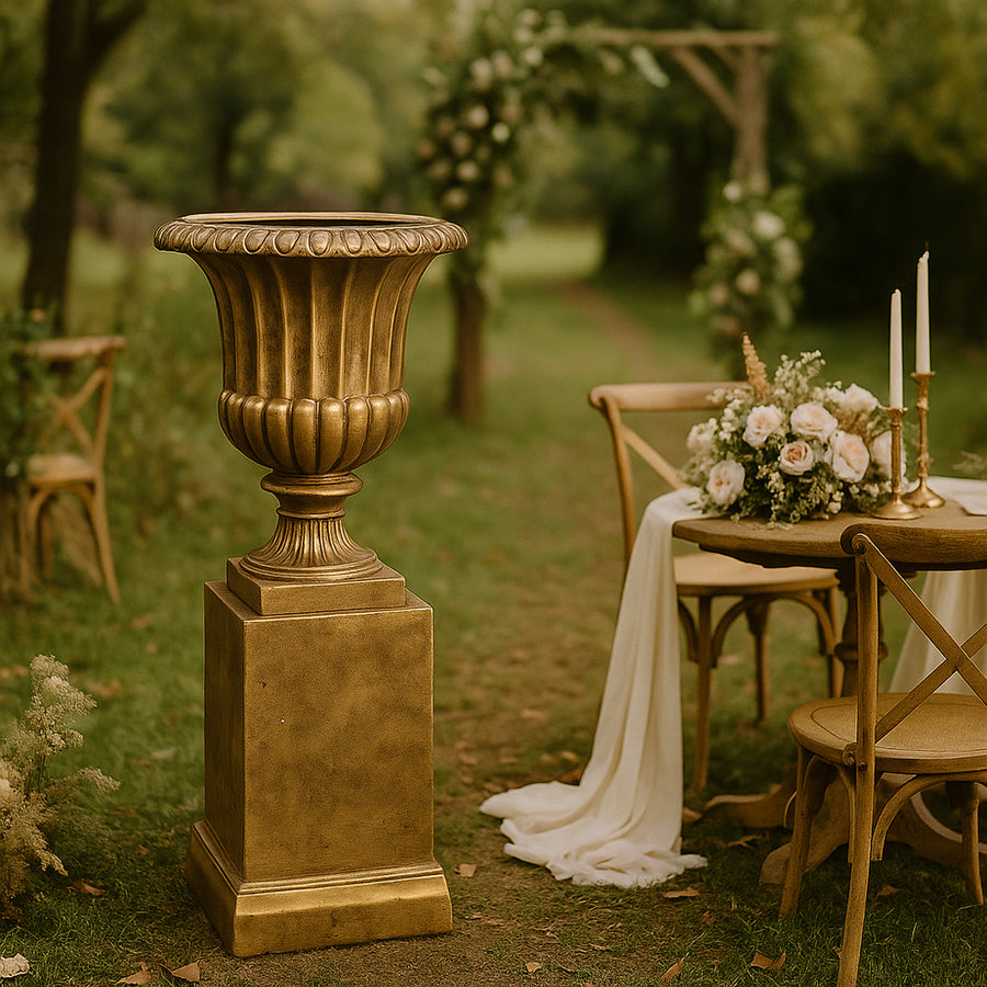 Aranyszínű kaspó és posztamens vintage stílusú esküvői dekoráció részeként